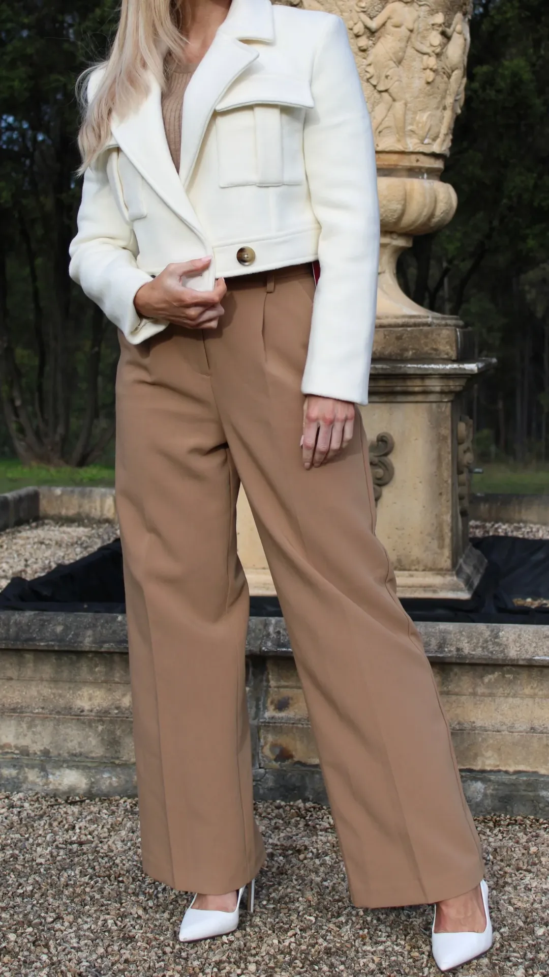 Certainly! Here is a suggestion for an optimized title for the product:

Clara Womens Stylish Wool Jacket with Premium Lining